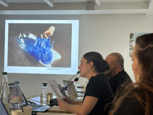 Louise Bras commentant une œuvre de Laetitia Tura (Photo : Clémence Delbart)